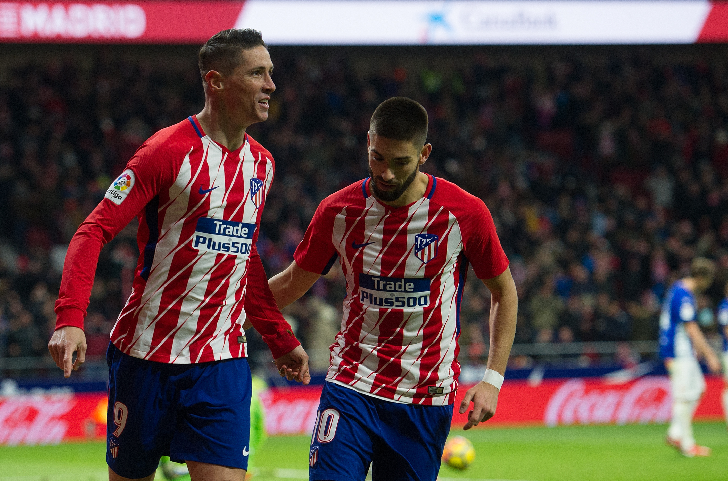 Fernando Torres celebra un gol con Yannick Carrasco. (Getty)