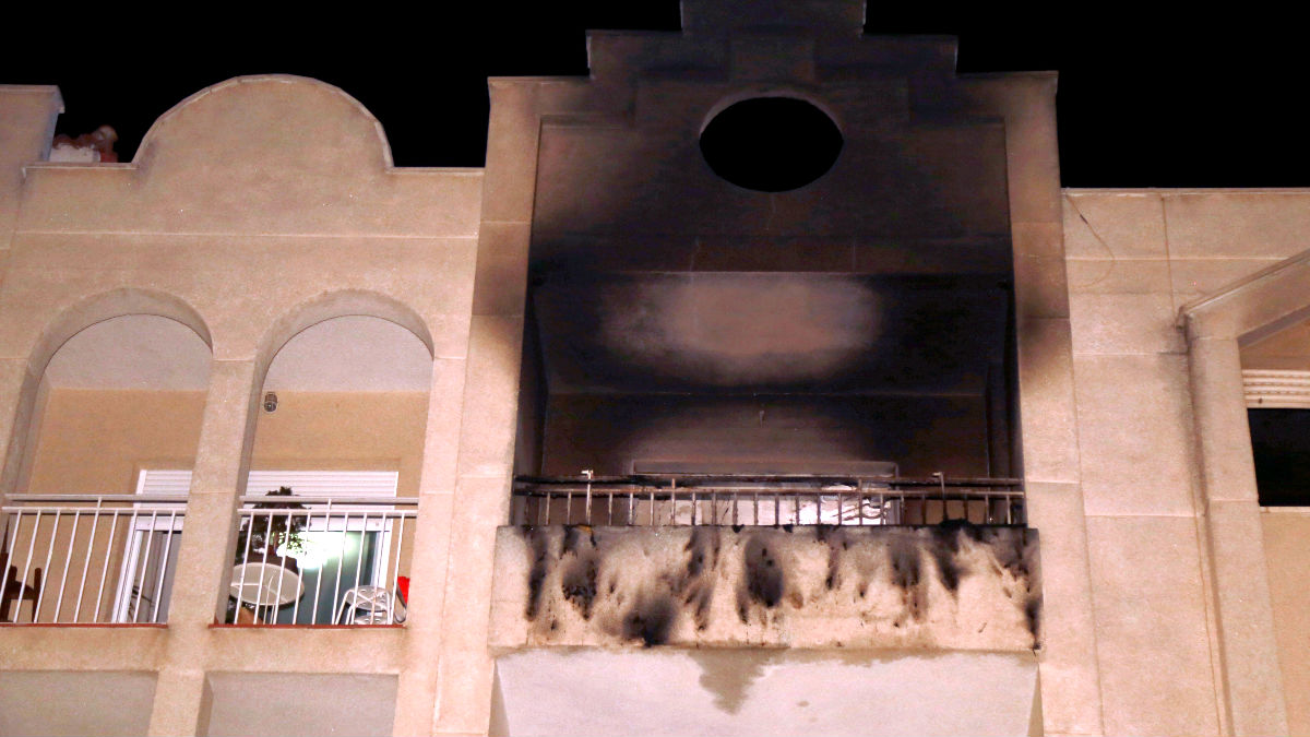 Fachada de la vivienda de Albolote en la que se produjo el incendio en el que murió el bebé (Foto: Efe).