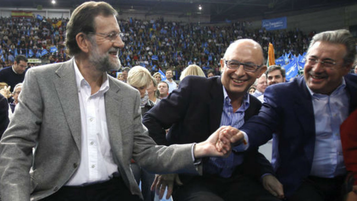 Mariano Rajoy con los ministros Zoido y Montoro (Foto:EFE)