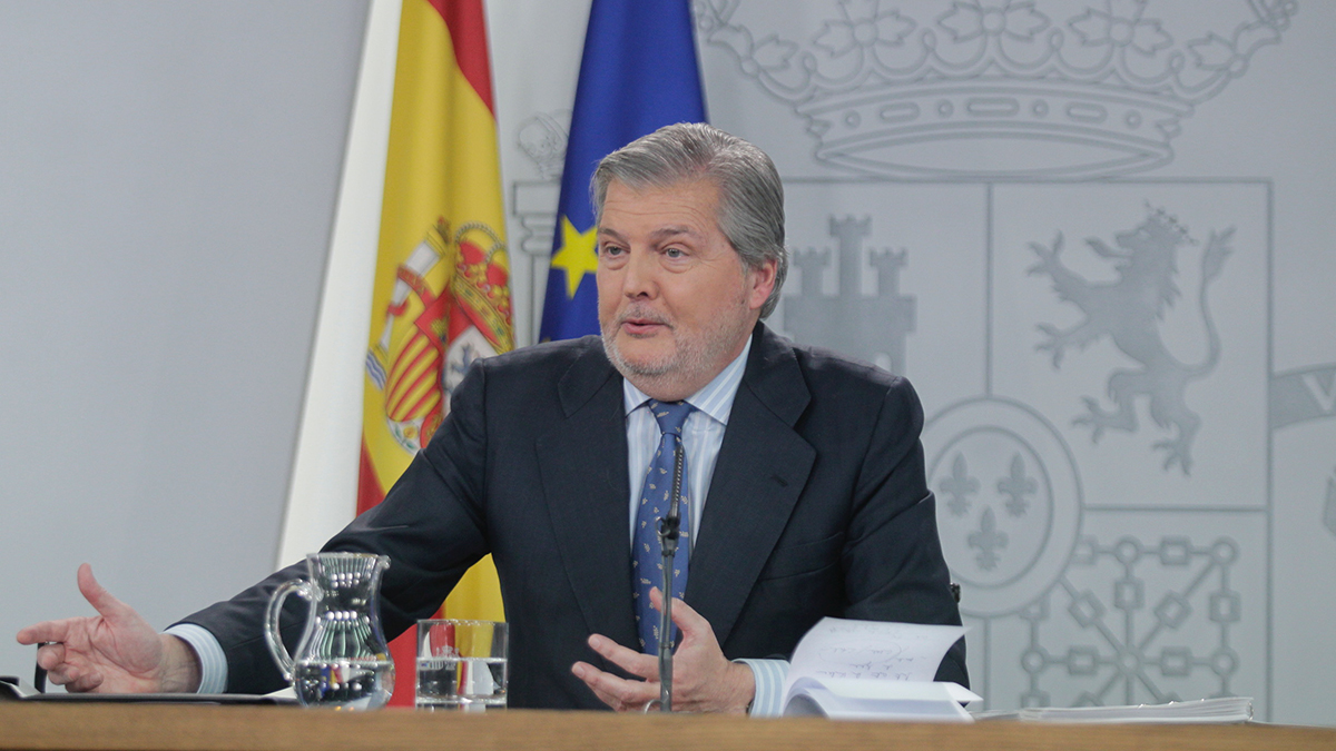 Méndez de Vigo en su comparecencia tras el Consejo de Ministros. (Foto: Paco Toledo)