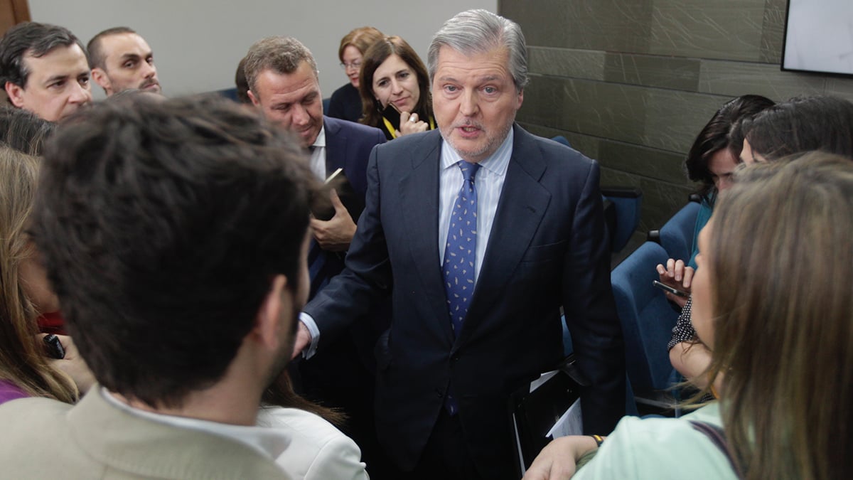 Méndez de Vigo en su comparecencia tras el Consejo de Ministros. (Foto: Paco Toledo)