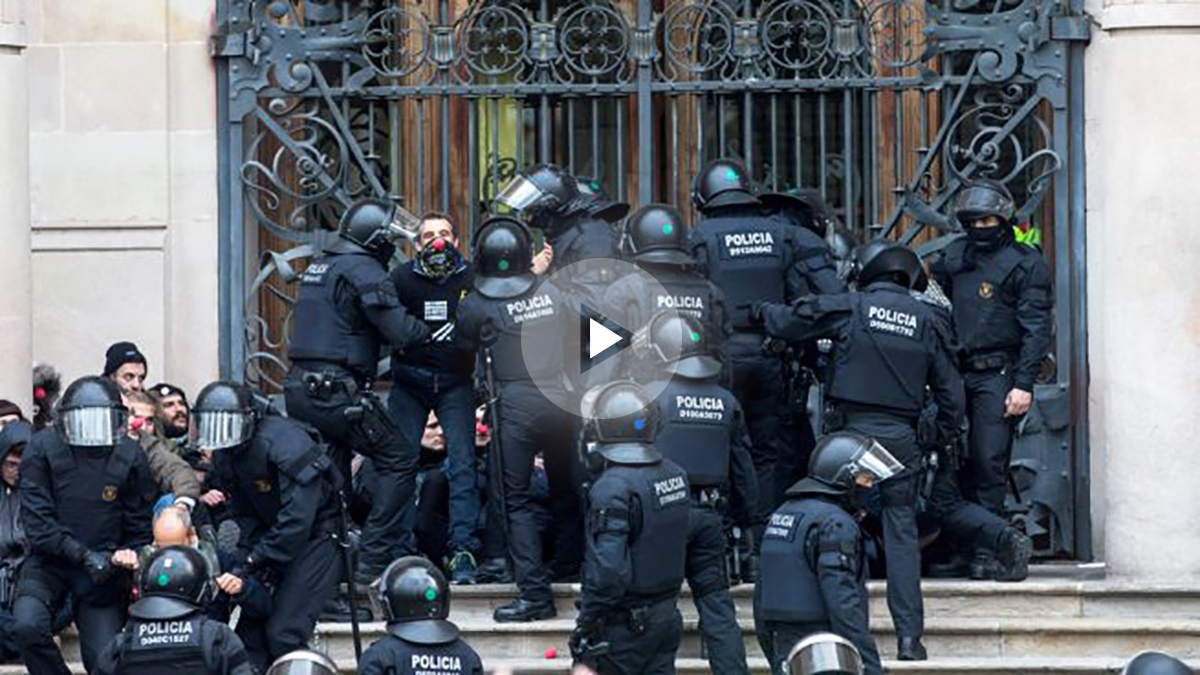 Mossos desalojan a radicales que bloquean la entrada al TSJC. (Foto: EFE)