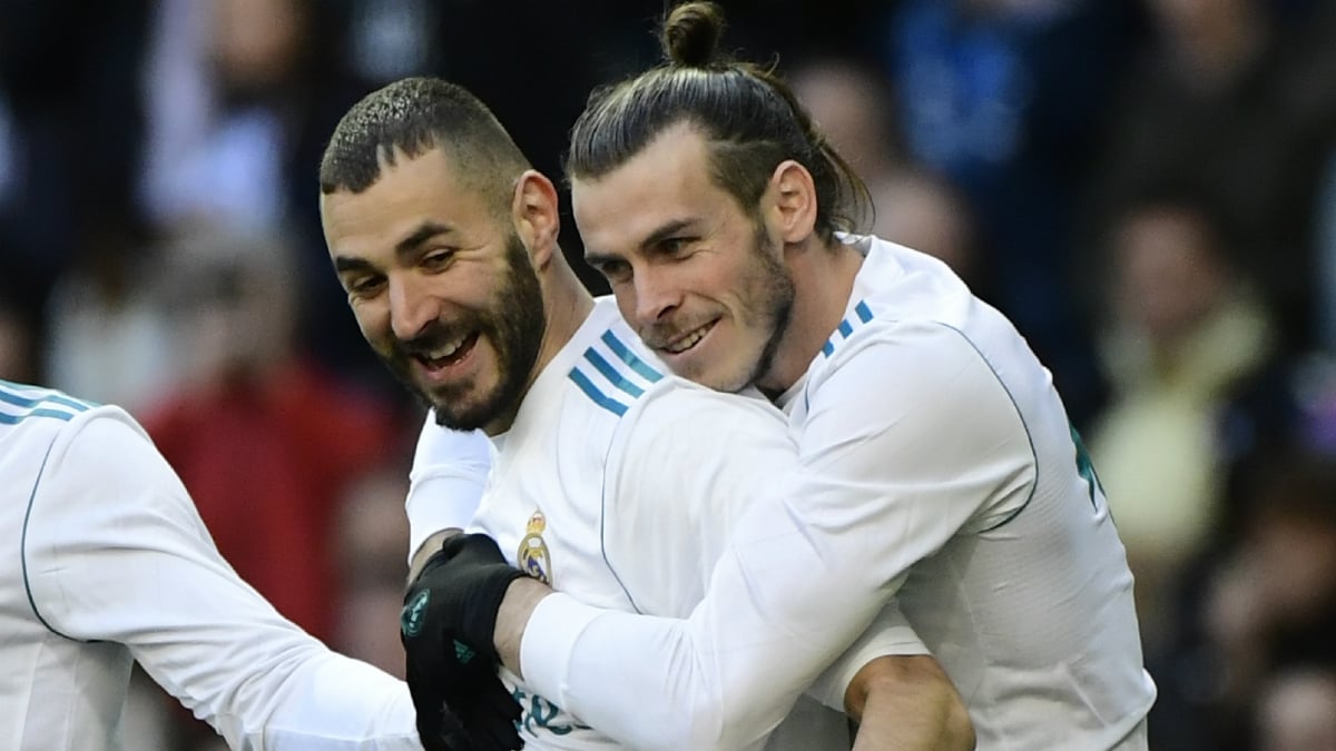 Bale agradece a Benzema el pase de gol ante el Alavés. (EFE)