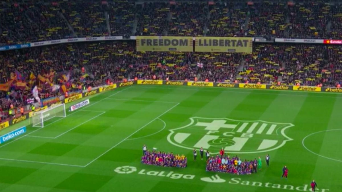 Las pancartas exhibidas en el Camp Nou.