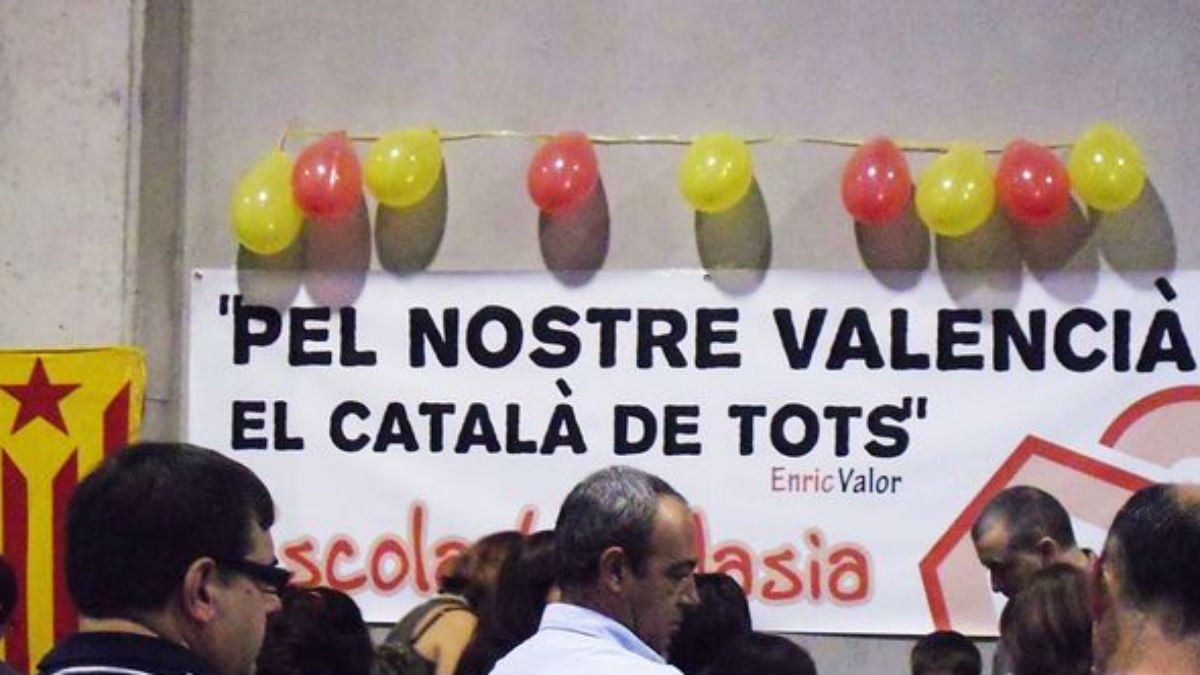 Acto de Escola Valenciana y sus campañas para el uso del catalán