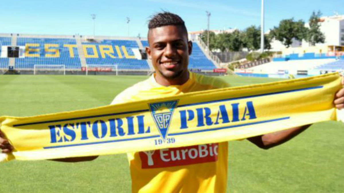 Abner durante su presentación con el Estoril.