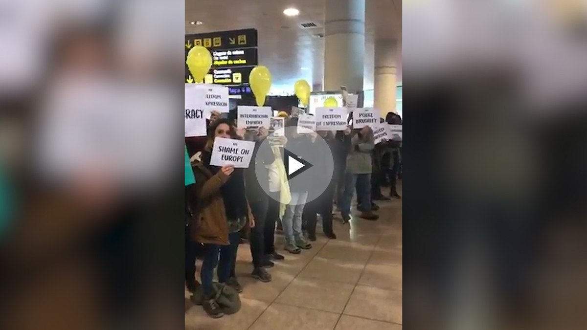 Los independentistas acosan a los visitantes del Mobile World Congress en el aeropuerto de El Prat.