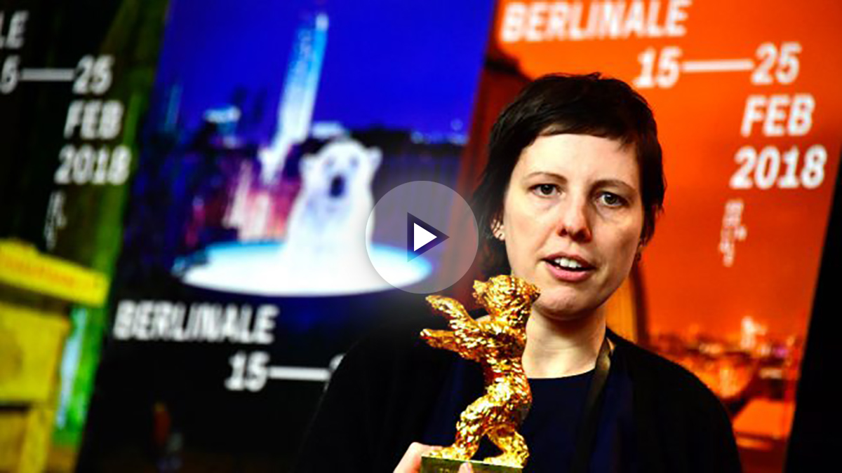 Adina Pintilie posa con el Oso de Oro a la mejor película (Foto: AFP).