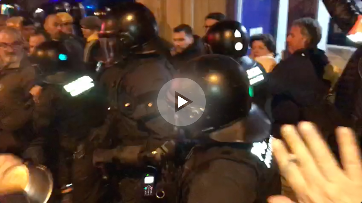 Tensión entre manifestantes y Mossos, este domingo, en Barcelona.