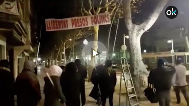 Patrullas tabarnesas en acción: así retiran lazos amarillos y pancartas a favor de los presos ?>