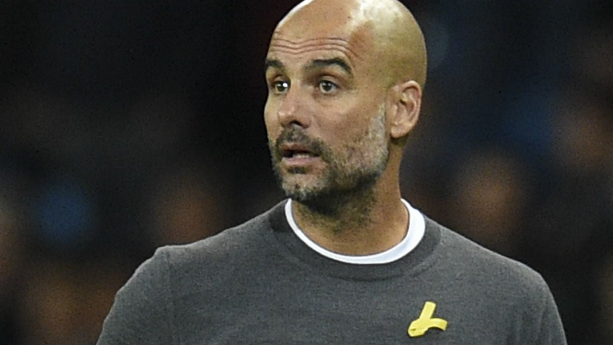 Guardiola luce el lazo amarillo en un partido. (AFP)