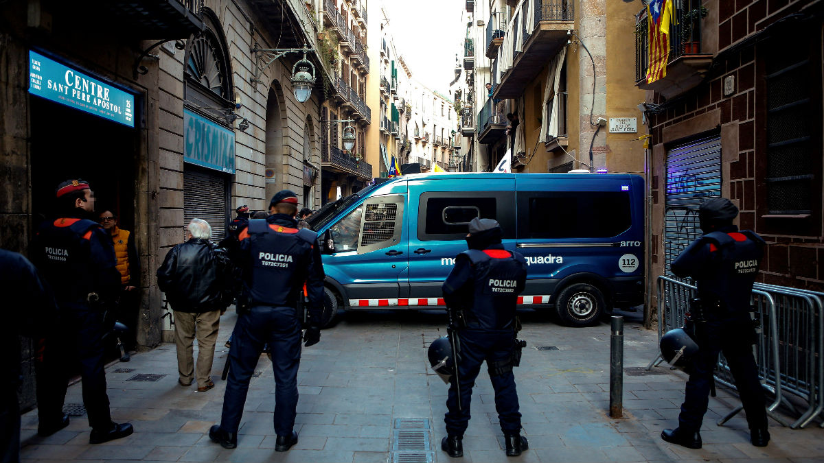 Mossos cortan una calle de Barcelona.