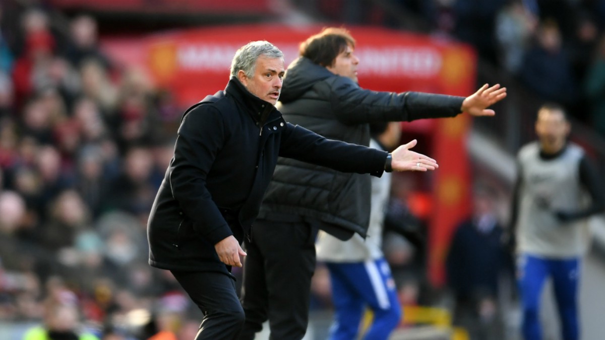 Mourinho y Conte dan instrucciones a sus jugadores. (Getty)