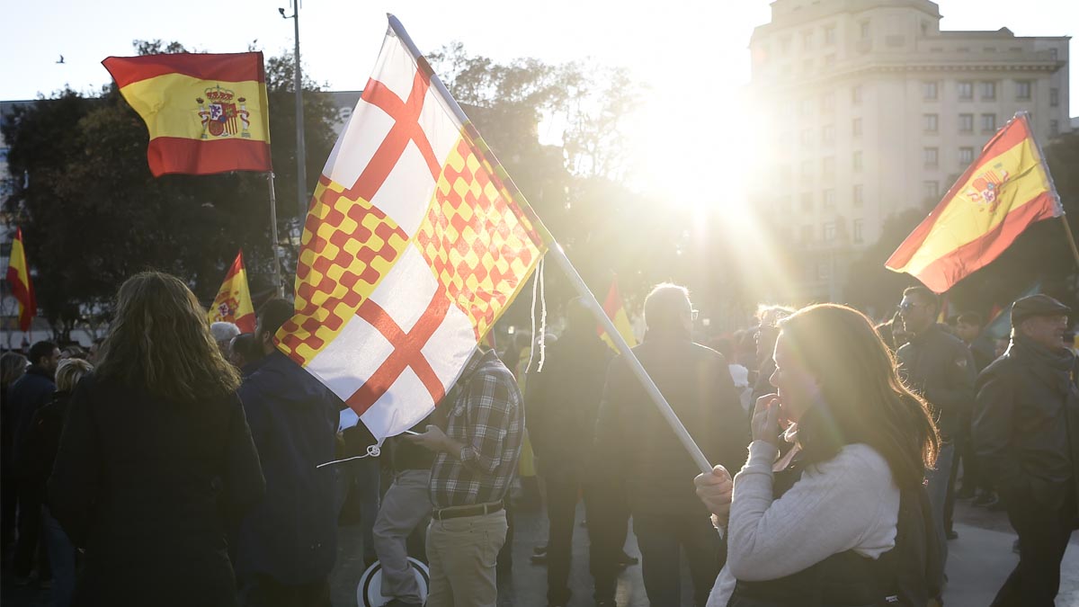 Ciudadanos de Barcelona con banderas de España y de Tabarnia (Foto: AFP)