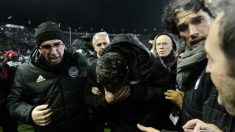 Óscar García se marcha del campo tras ser agredido. (AFP)