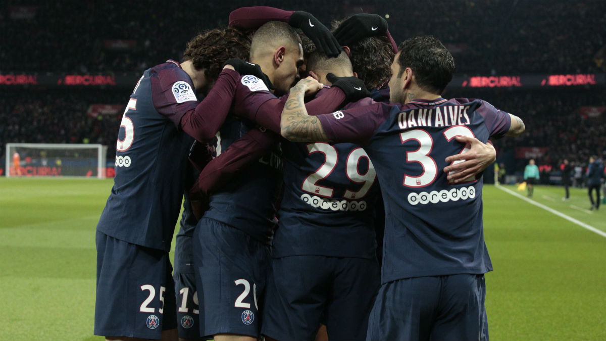 Los jugadores del PSG celebran un gol contra el Marsella. (AFP)