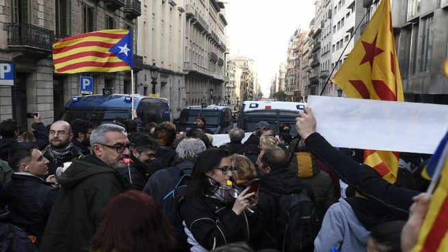 Los Mossos cortan la Via Laietana de Barcelona ante las protestas de los radicales contra el Rey