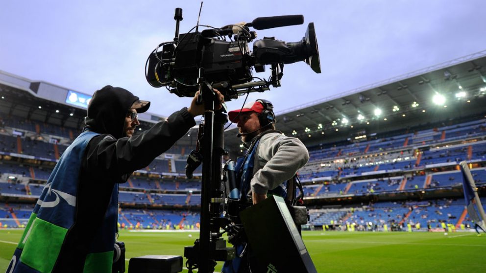 Un cámara de televisión, en un partido en el Bernabéu. (Getty)