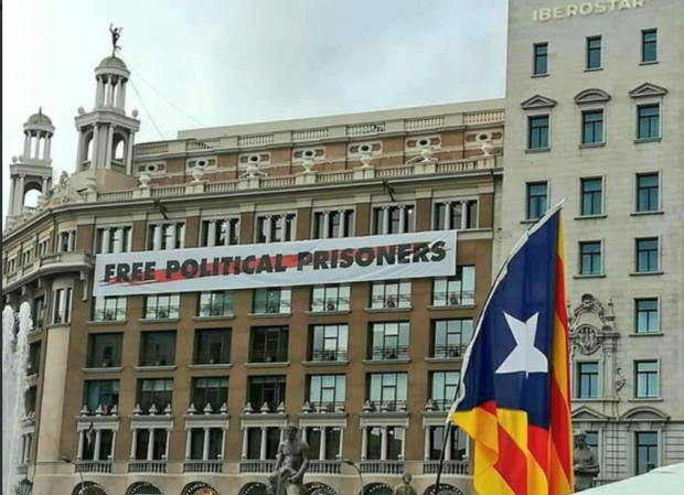 Pancarta separatista en la Plaza de Cataluña (Foto:Twitter) 