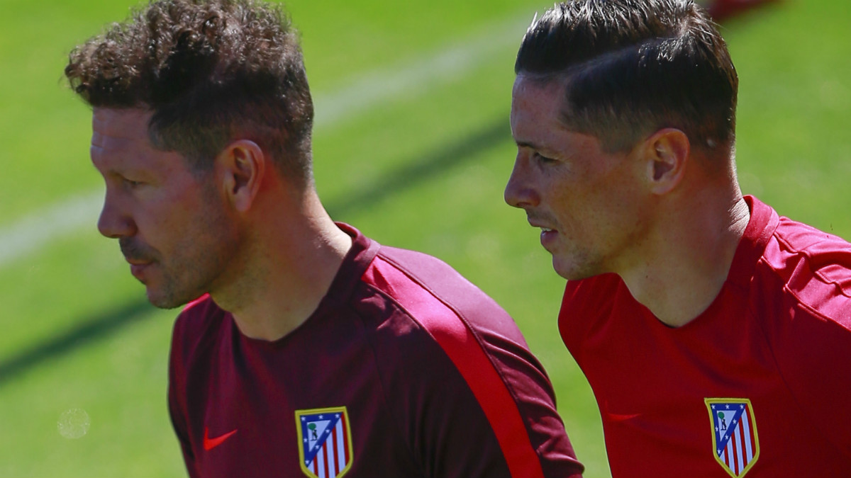 Cholo Simeone, junto a Torres en un entrenamiento. (Getty)
