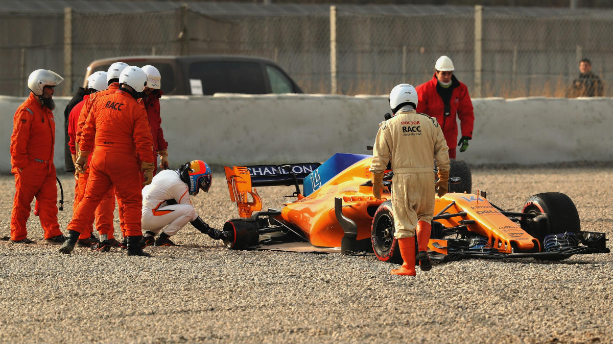 Fernando Alonso observa su McLaren tras la salida de pista. (Getty)