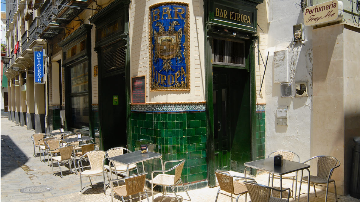 Fachada de un bar en Sevilla (Foto:iStock)