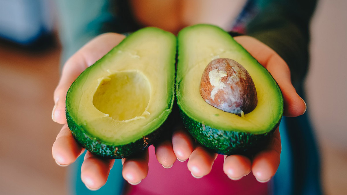 Las redes sociales se están llenando de fotos de parejas que utilizan un aguacate para preguntar a sus parejas eso de “¿quieres casarte conmigo?”