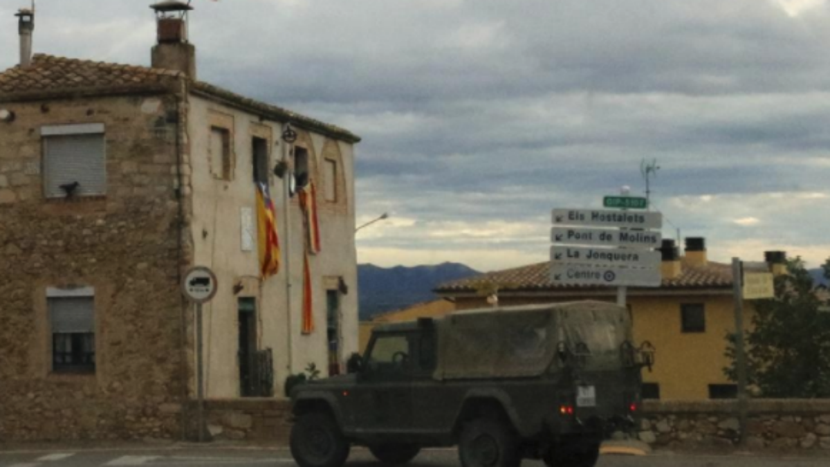 Un vehículo militar de maniobras en el Alto Ampurdán