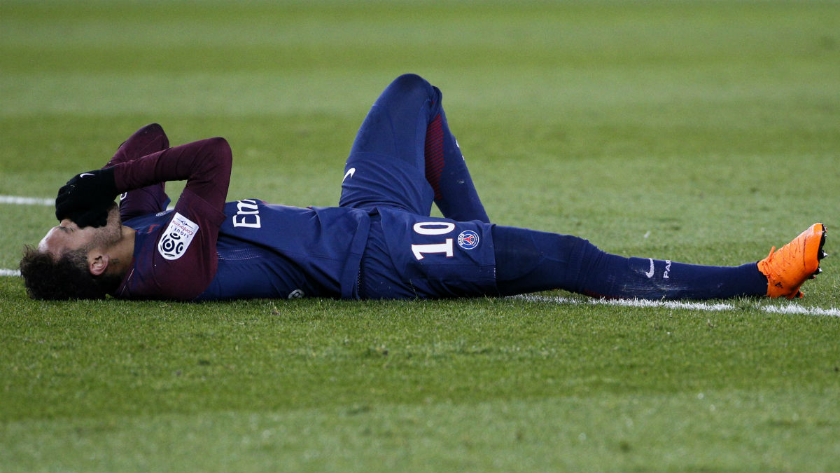 Neymar, tras lesionarse ante el Marsella. (AFP)