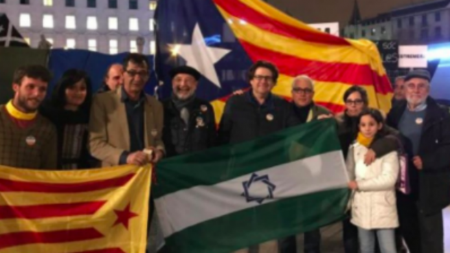Independentistas andaluces con 'esteladas' en los previos de la marcha del 28-F (Foto: Twitter)