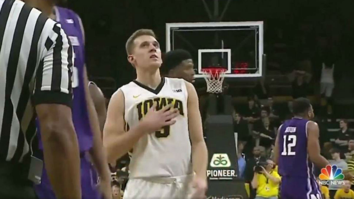 Jordan Bohannon homenajea a un ex jugador de su universidad, fallando el tiro libre que le quitaba el récord (NBC).