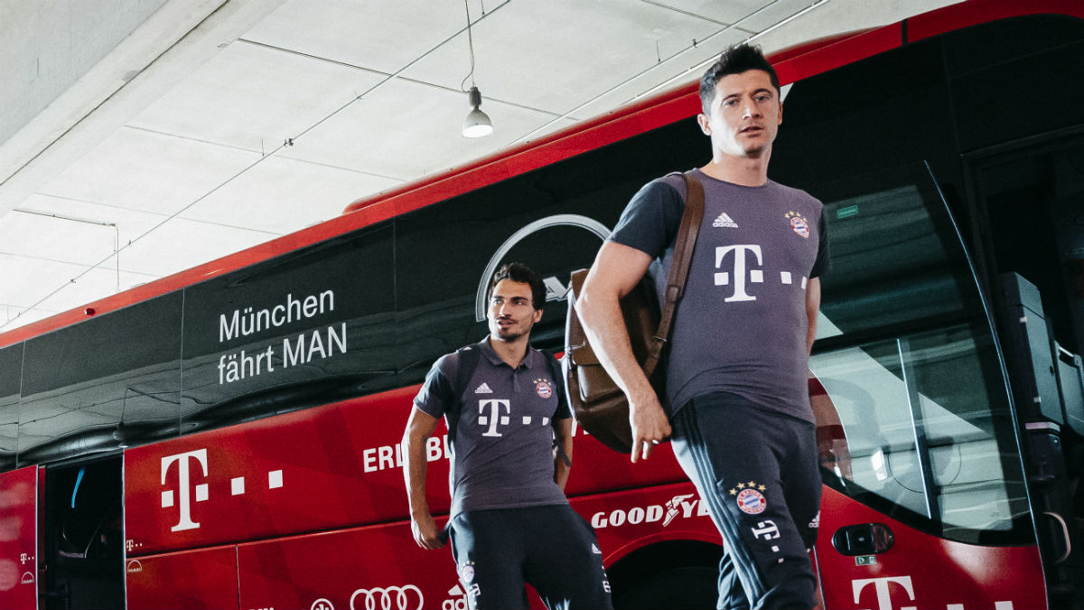 Lewandowski y Hummels bajan del autobús del Bayern. (Getty)