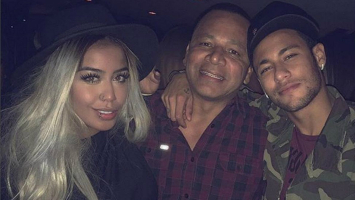 El clan de los Neymar se fotografía en una fiesta.
