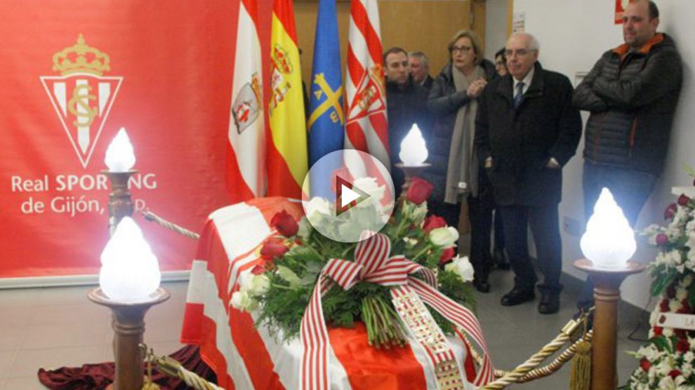 Capilla ardiente de Enrqiue Castro «Quini» en el estadio Municipal El Molinón. (EFE)