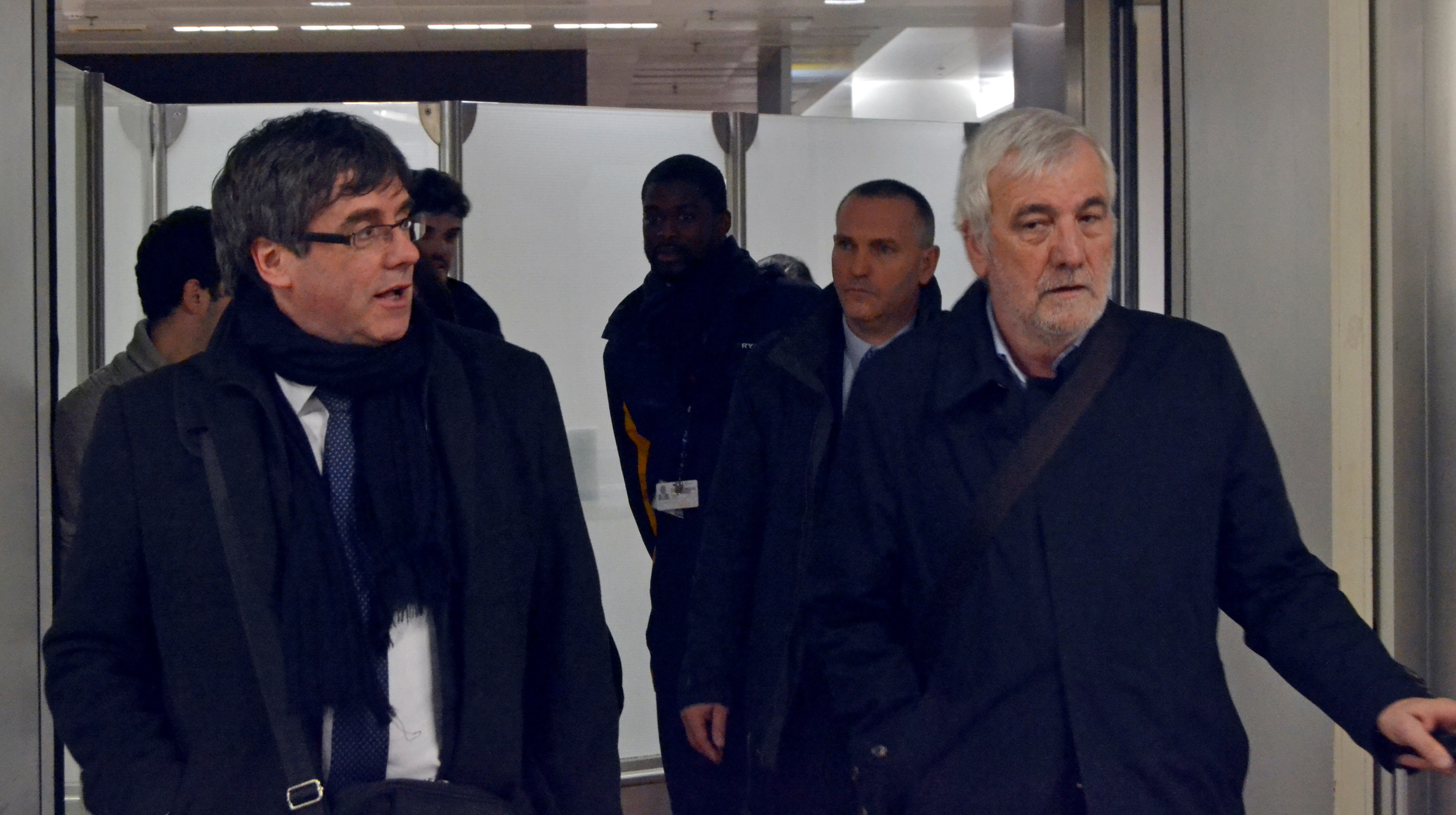 Carles Puigdemont y su amigo Josep María Matamala, en Bruselas (Foto: EFE).
