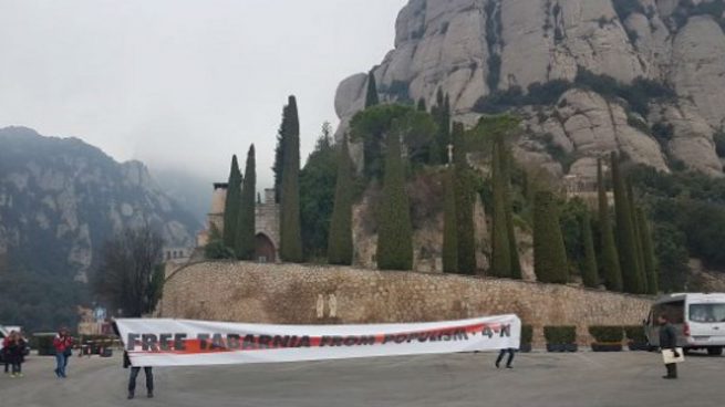 La delegación de Tabarnia despliega una pancarta en Montserrat