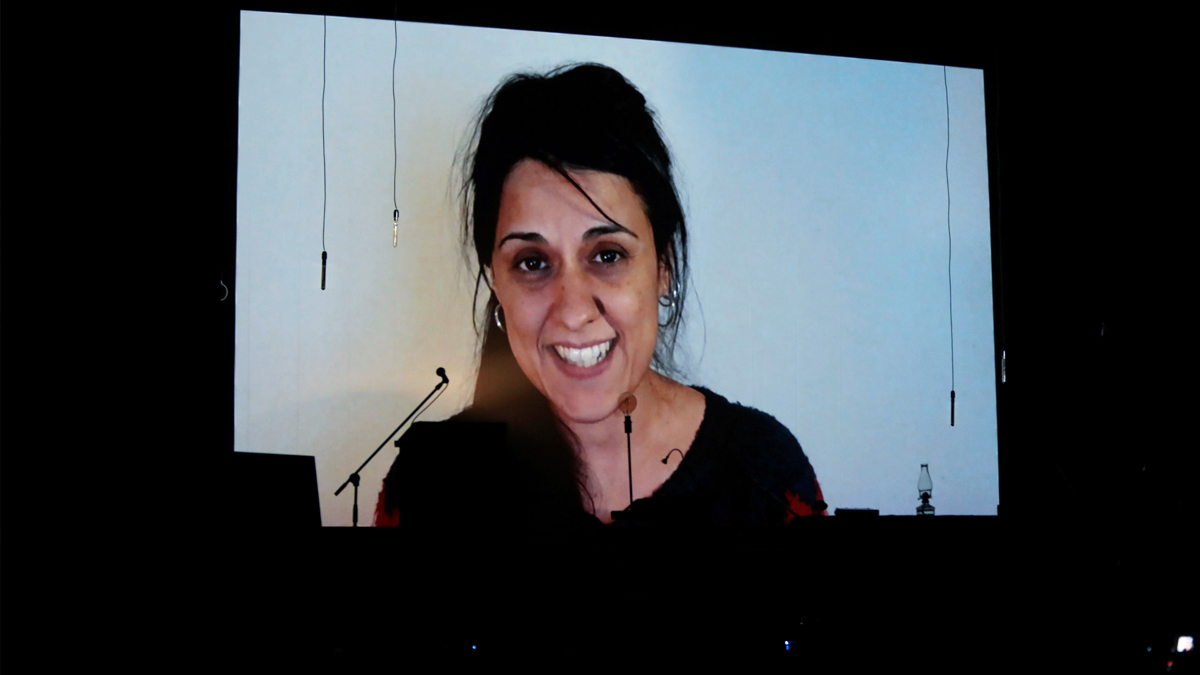 Anna Gabriel interviene por videoconferencia en un acto de apoyo a la fugada. (Foto: EFE)