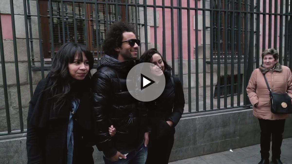 Marcelo posa con los seguidores que le vieron por las calles de Madrid.