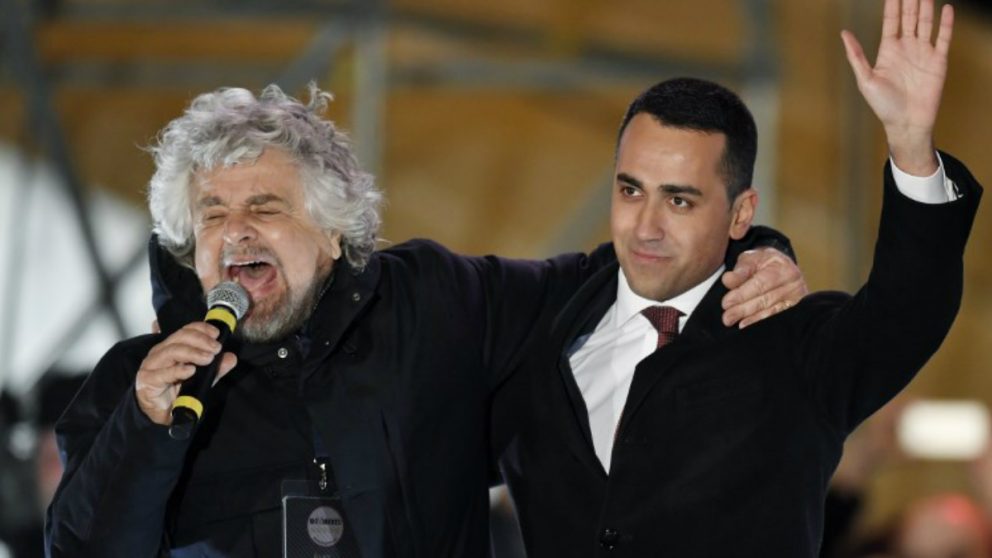 El fundador del partido populista italiano ‘Movimiento 5 Estrellas’, Beppe Grillo (izqda), junto al actual líder de la formación Luigi Di Maio. Foto: AFP