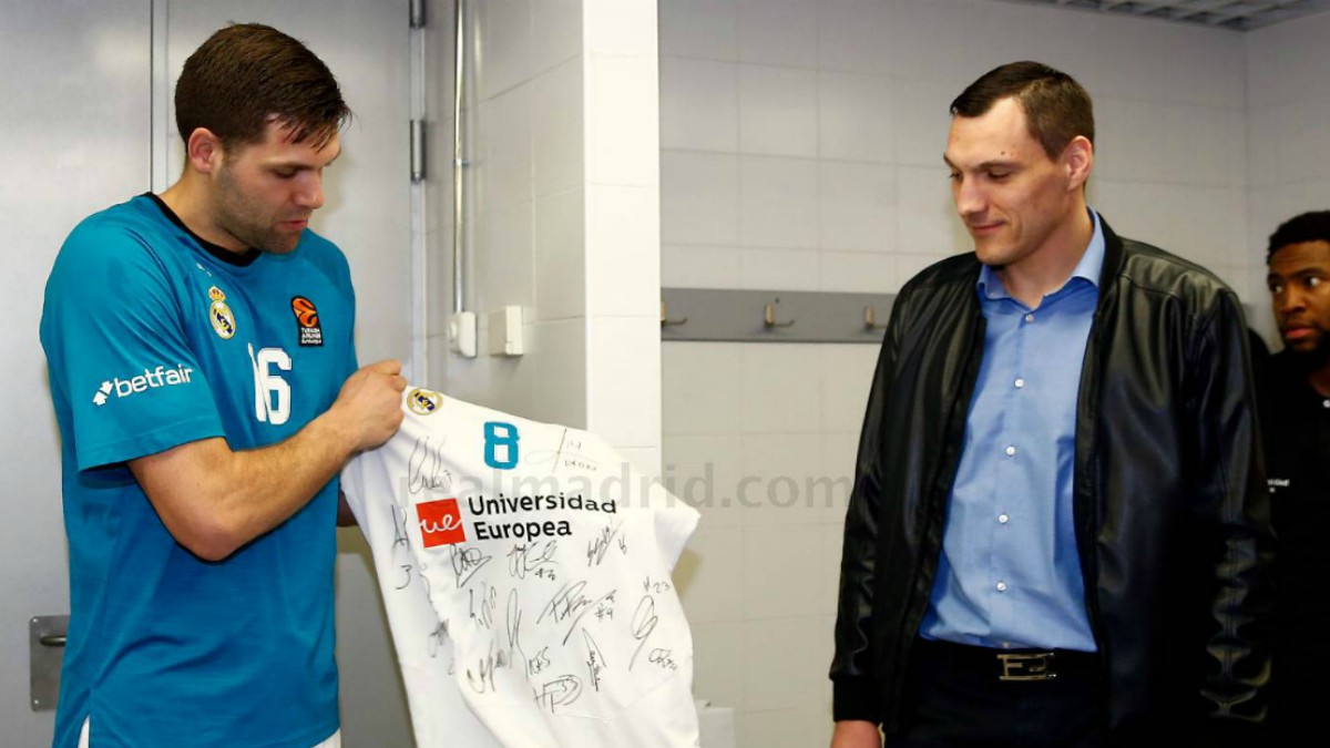 Felipe Reyes le entrega a Maciulis una camiseta en su despedida. (Real Madrid)