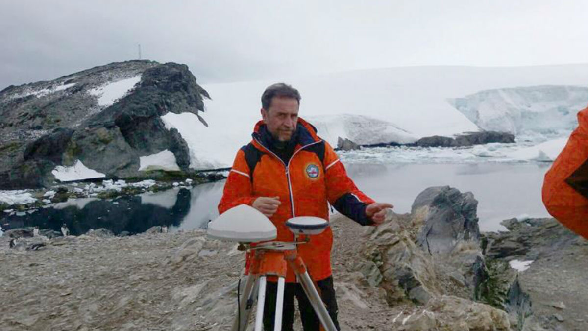 Fotografía facilitada por el Ministerio de Defensa del capitán de fragata Javier Montojo Salazar, que viajaba a bordo del buque de investigación oceanográfica «Hespérides», y que ha fallecido al caer al mar de forma accidental.