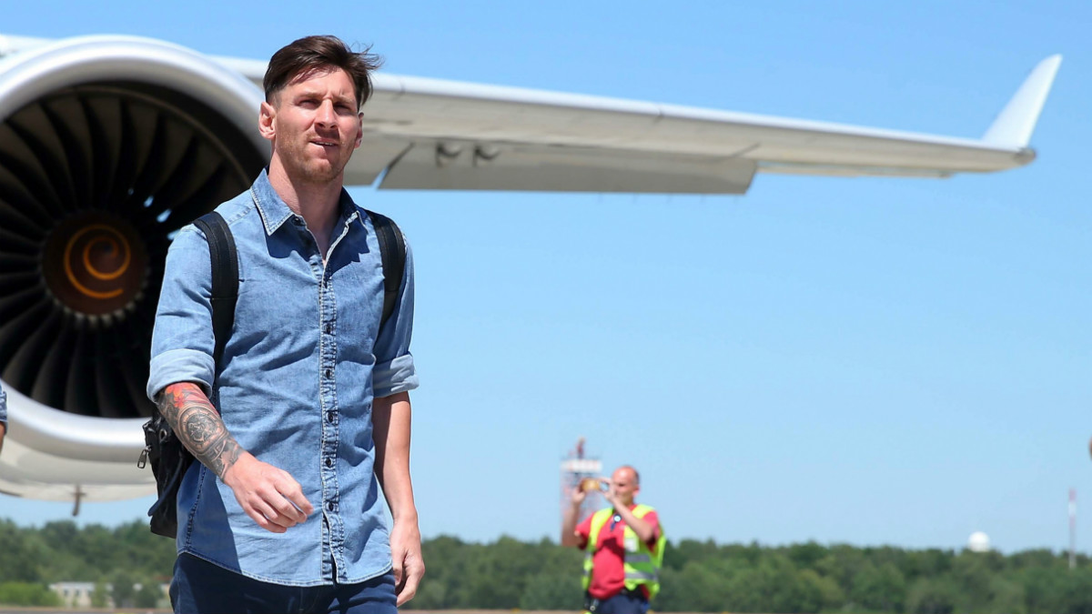 Leo Messi, a la salida de un vuelo con el Barcelona. (AFP)