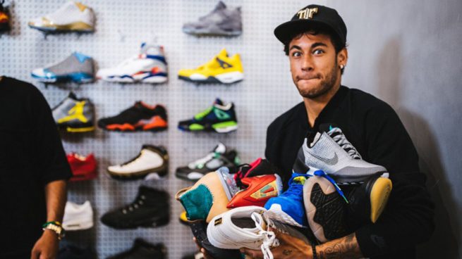 Neymar, con varias zapatillas Nike en sus brazos.