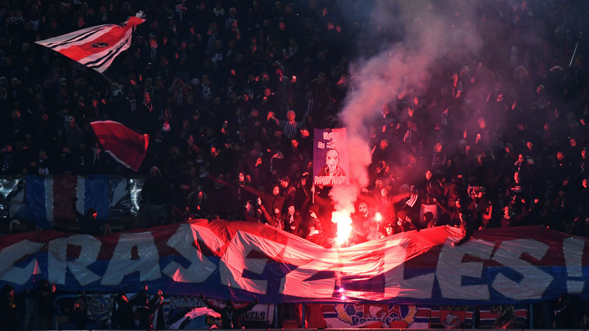 Ultras del PSG en el Parque de los Príncipes. (AFP)