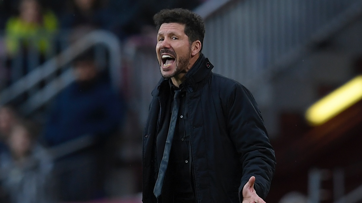 El Cholo Simeone da órdenes durante el Barcelona – Atlético. (AFP)