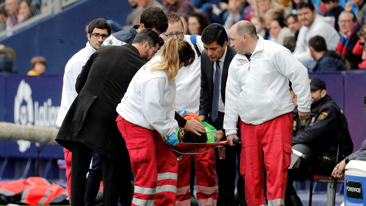 Diego López abandonó el campo en camilla durante el Levante – Espanyol. (EFE)