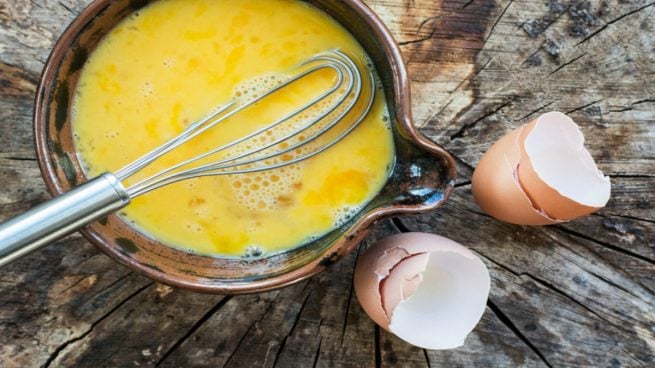 Ahora más fácil que nunca: ¿por qué es mejor batir huevo con una cuchara y cómo hacerlo?
