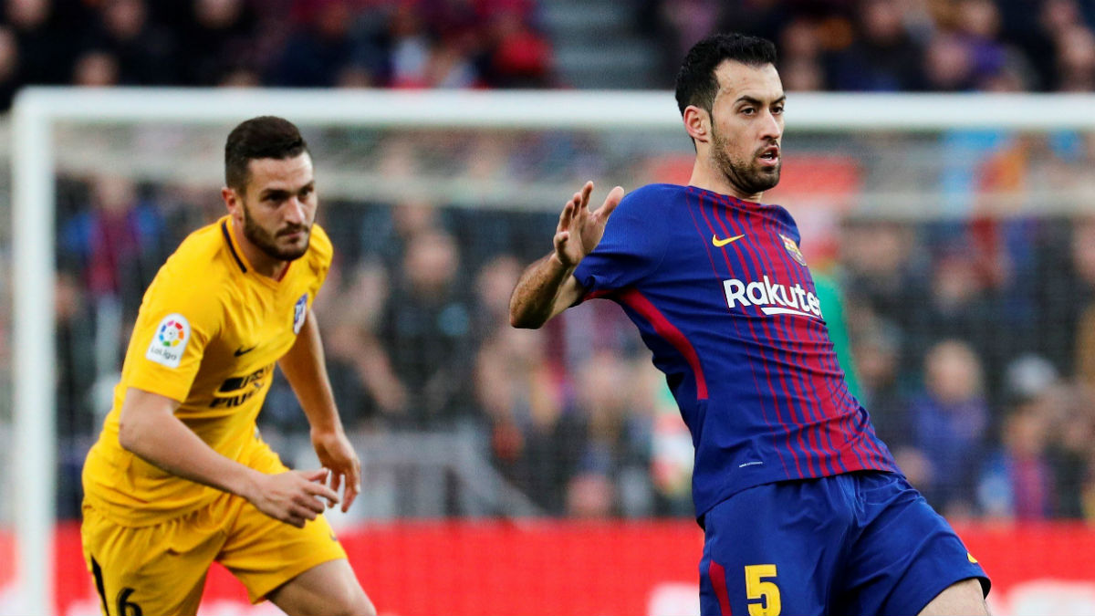 Busquets encimado por Koke. (EFE)