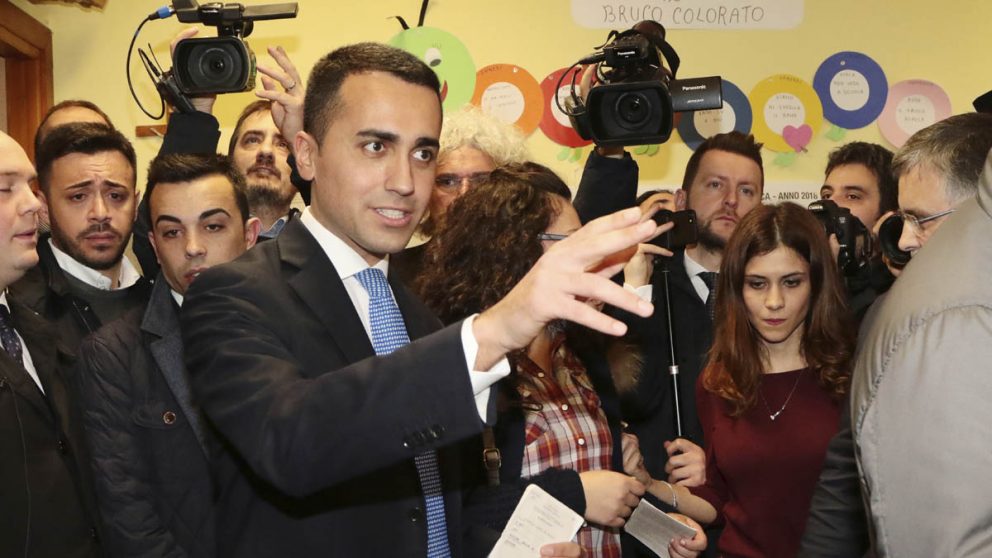 Luigi Di Maio, del Movimiento 5 Estrellas, votando (Foto: AFP)