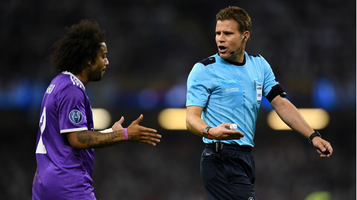 Felix Brych habla con Marcelo durante una final de Champions. (Getty)